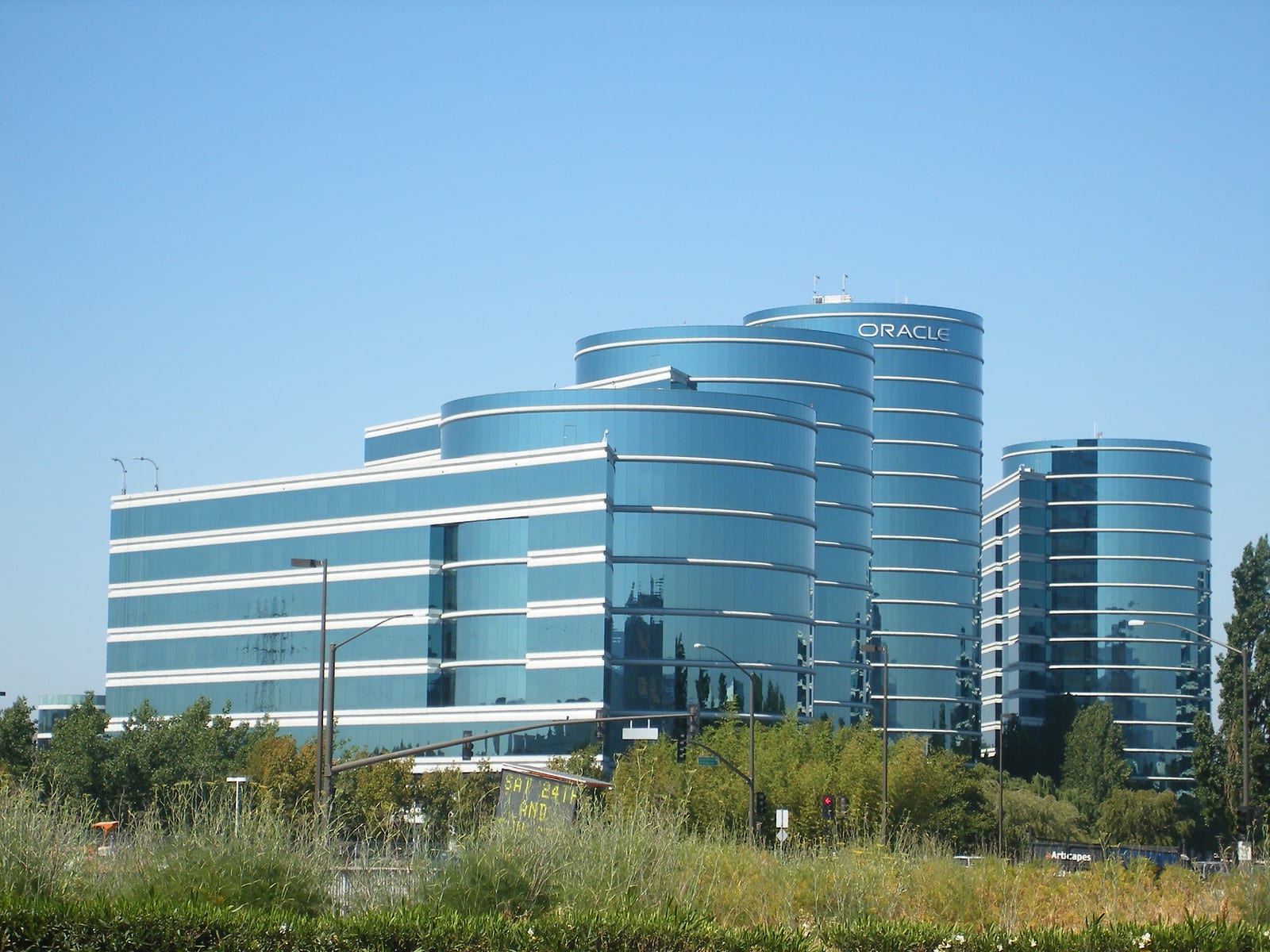 Oficina acondicionada en renta en corporativo de Valle Oriente, fotografía 1 de 3