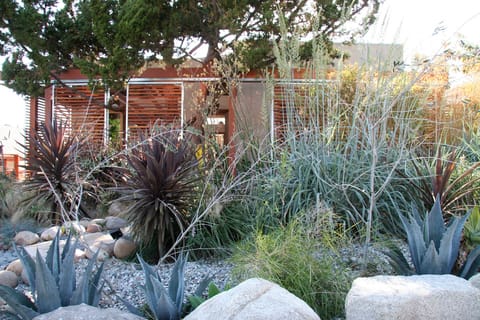 Casa de estreno con patio en García